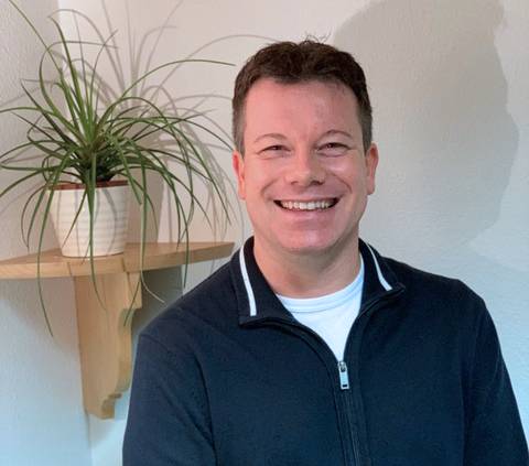 Ein Foto des Schulsozialarbeiters Manuel Bahr.